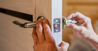 Установка и замена дверной ручки в Шахтах от 293 руб. – Мастер24, монтаж фурнитуры, недорого